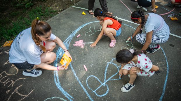 Iarina Taban, fondatoarea Ajungem Mari, cel mai important program educațional dedicat copiilor instituționalizați din România: „Voluntarii noștri nu schimbă vieți printr-un gest spectaculos, ci prin faptul că revin”