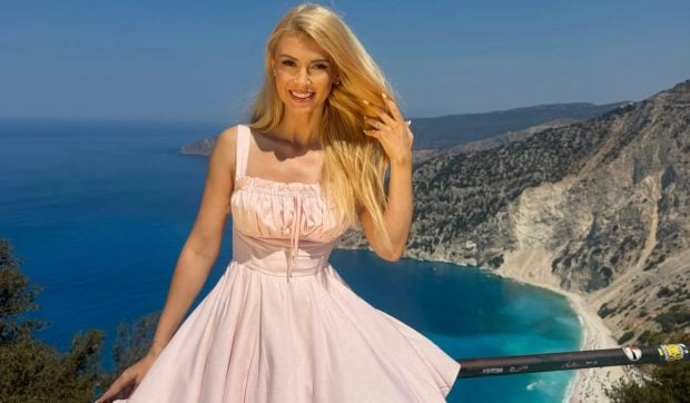 Andreea Bălan se Răsfață pe Plajele Idilice din Kefalonia, Protejându-și Pielea cu Mare Atenție