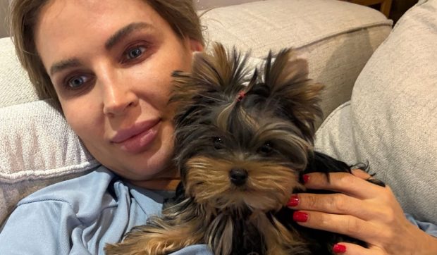 Andreea Bănică, în luptă pentru sănătatea cățelușului Rutzy: „Nu fug de frică, luptăm împreună”