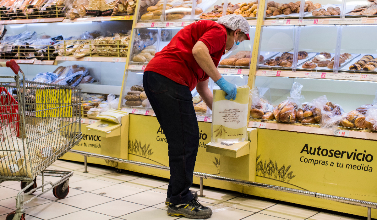 O casieră Auchan a înapoiat portofelul uitat de un client și a fost concediată după 19 anii de muncă, în Spania