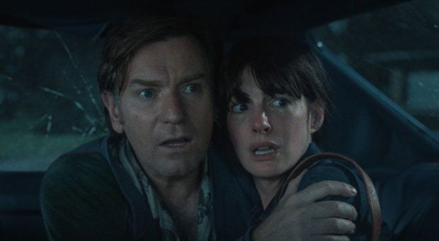 Anne Hathaway povestește despre experiența sa în filmul „Capătul Străzii Stejar” și întâlnirea cu dinozaurii