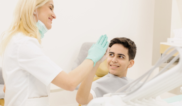 Alegerea tratamentului ortodontic pentru adolescenți: cum influențează diagnosticul decizia între aparat fix și alignere