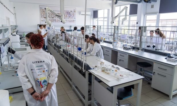 Un Nobel în Chimie le-a deschis ușile elevilor români către cercetare în cadrul unei școli de vară la București