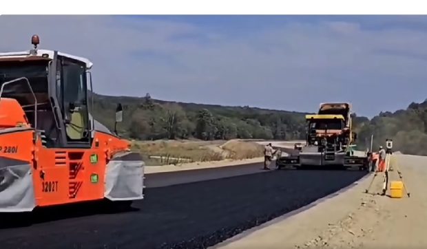 Progrese Semnificative Pe Lotul Cu Tuneluri De Pe Autostrada A1 Margina-Holdea: Primii Km De Asfalt Turnați