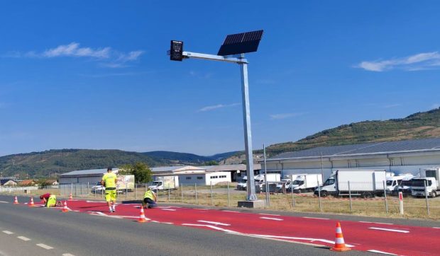 Asfalt roșu și panouri electronice la intrarea în cinci localități din vestul țării. Cum funcționează noul sistem instalat de CNAIR