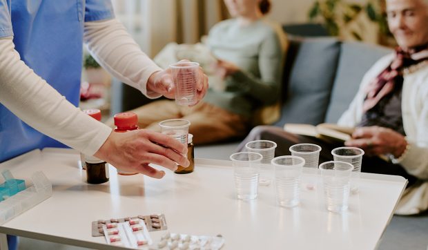 „Cocktailuri letale, să nu mai muncească noaptea”. Asistentul medical condamnat pe viață pentru 10 crime și 27 de tentative de omor, suspect în 120 de cazuri, în Germania