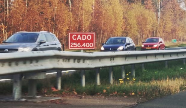 Cum funcționează indicatorul roșu „CADO” de pe autostrăzile olandeze și rolul său crucial în accidente grave