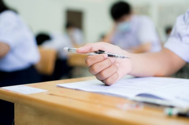Astăzi se desfășoară proba scrisă la Limba maternă pentru BAC 2026 – sesiunea de toamnă