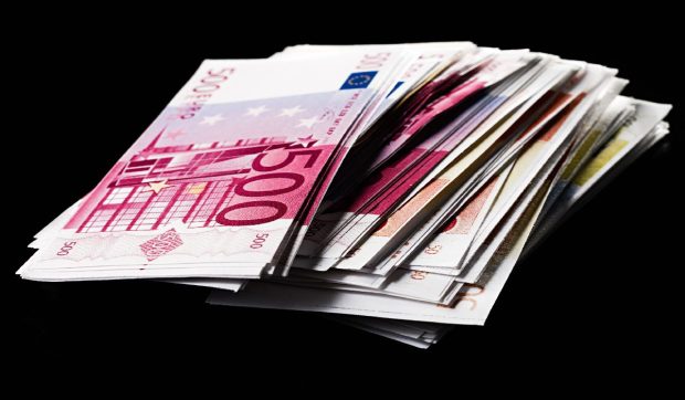 Un bancher a furat o avere de la clienți milionari și s-a angajat să dea banii înapoi în 208 ani