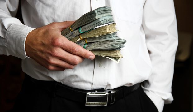 Salariile primarilor și președinților de CJ vor crește gradual conform noii legi a salarizării
