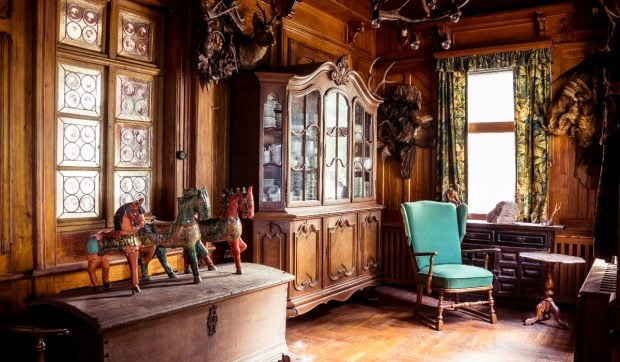 O descoperire neașteptată într-un Airbnb transformă vacanța unui bărbat într-un mister nocturn