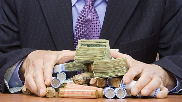 „Parlamentarii cash”: 200 de deputați și senatori iau lunar zeci de mii de lei de la casieria instituției. Unii dintre aleși îndeasă peste 40.000 de lei în portofel