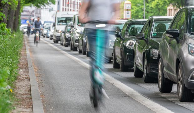 Doi tineri din Austria surprinși circulând cu trotinetă electrică la viteze periculoase și depășind o mașină în trafic