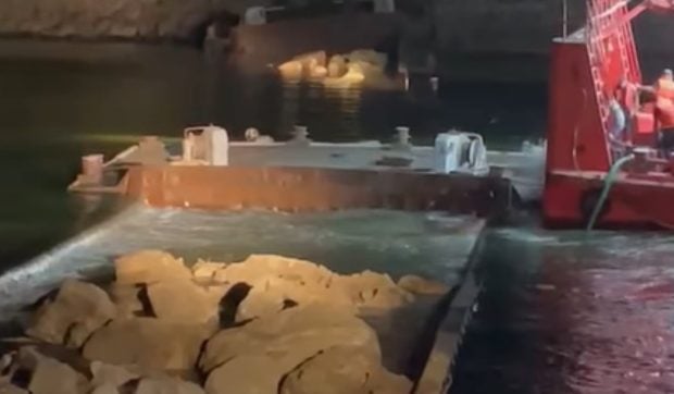 Două barje au fost scufundate controlat în Dunăre, într-o operațiune de 11 ore. Miza: nivelul apei la Cernavodă | VIDEO