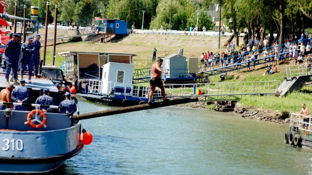 Un brăilean a cucerit cu echilibru impecabil tradiționalul „școndru” uns cu vaselină la Ziua Marinei