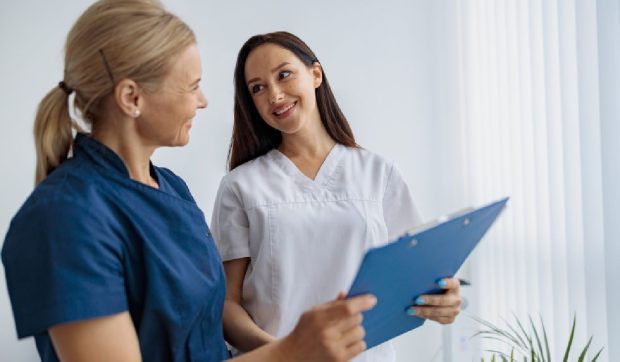 Trecerea de la pasiuni diferite la profesia de asistent medical: povești de viață ale unor români curajoși