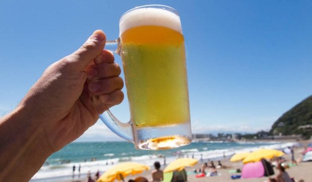 Bere la draught cu 4 lei în Eforie, refugiu pentru turiști în fața valurilor periculoase de pe litoral