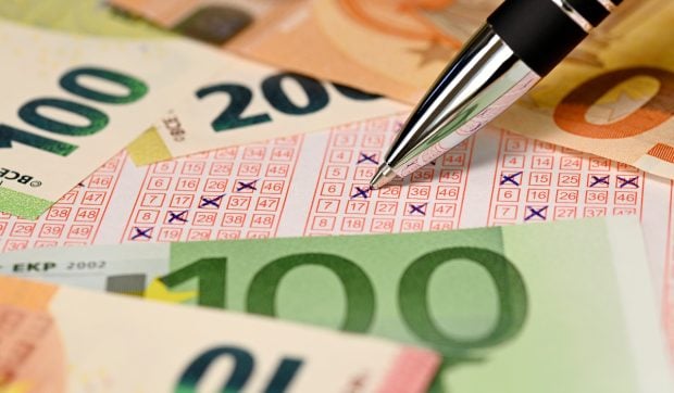 Doi prieteni din copilărie au jucat împreună la loto cu 10 euro și au câștigat 1.000.000 de euro: „Ne-am promis mereu că vom împărți câștigurile”