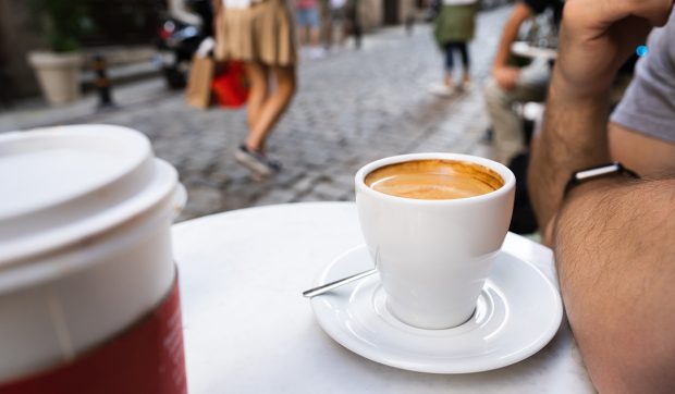 De ce se bea cafeaua în picioare în Italia? O poveste veche de 100 de ani