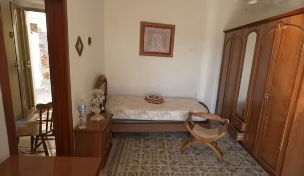 Alex și Emma au cumpărat o casă ieftină pe o insulă paradiziacă, dar au dat de o capcană majoră: „Atenție! E sac fără fund”
