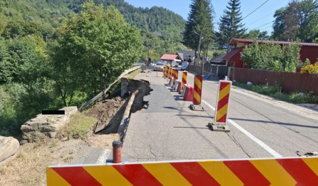 Porțiune din DN 10, afectată după o avarie la conducta de apă în Lunca Priporului: circulația se face alternativ