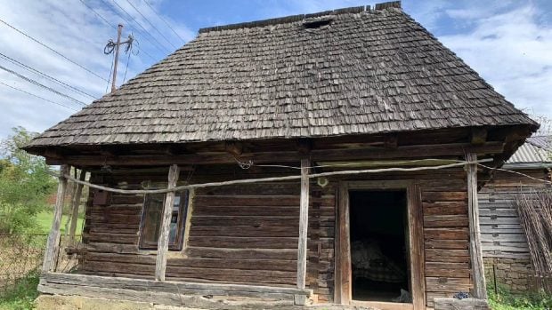 O casă din Maramureș, veche de un secol, „deja demontată și numerotată bucată cu bucată”, se vinde cu 3.500 de euro