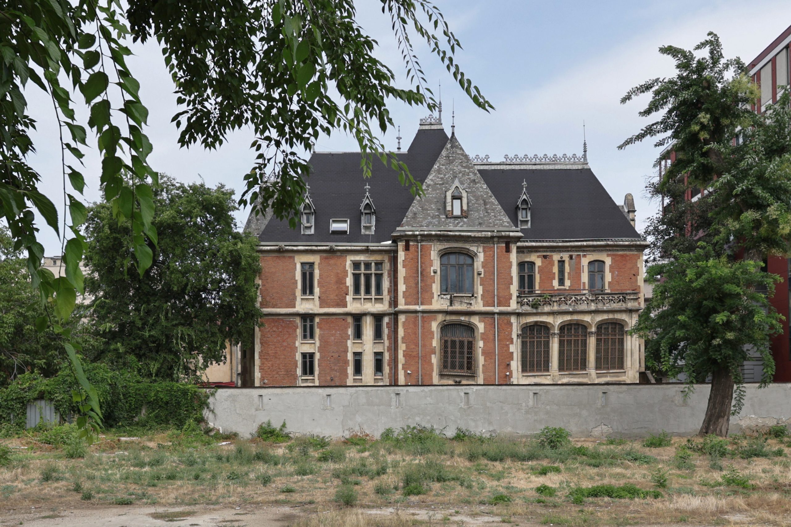 Pare desprins dintr-un film de groază, dar este în centrul Bucureștiului. Castelul de 4,5 milioane de euro