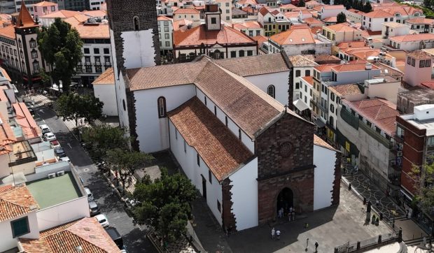 Așteptarea nuntii lui Cristiano Ronaldo la Funchal s-a transformat într-o surpriză neașteptată pentru sutele de oameni adunați