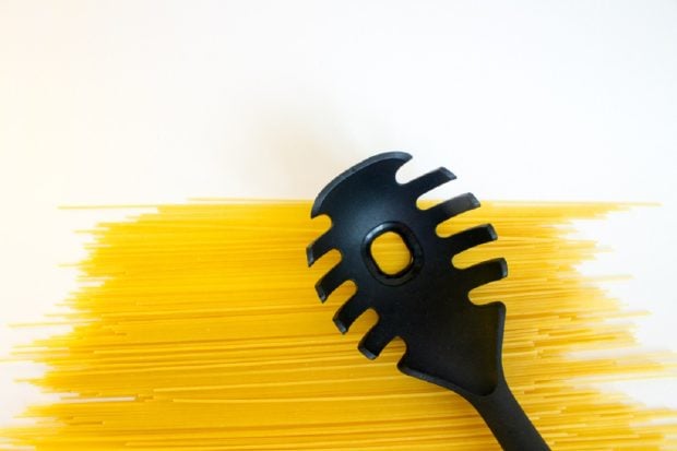 Descoperă utilitatea surprinzătoare a găurii din lingura pentru paste