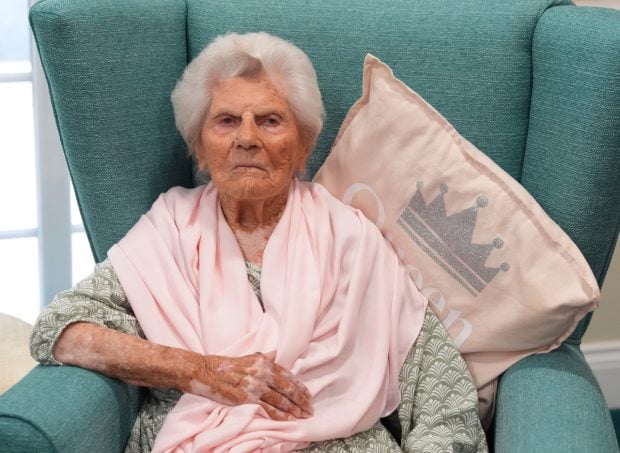 Ethel Caterham, la 117 ani, învingătoare a veacurilor și a pandemiei, sărbătorită în Surrey