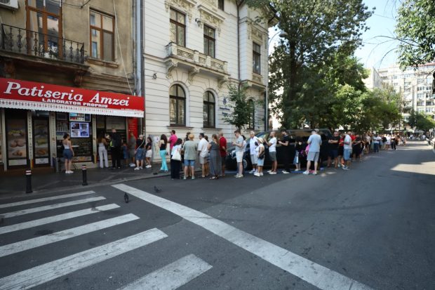 Patiseria Amzei, invadată de clienți după polemica virală despre merdenele și croissante