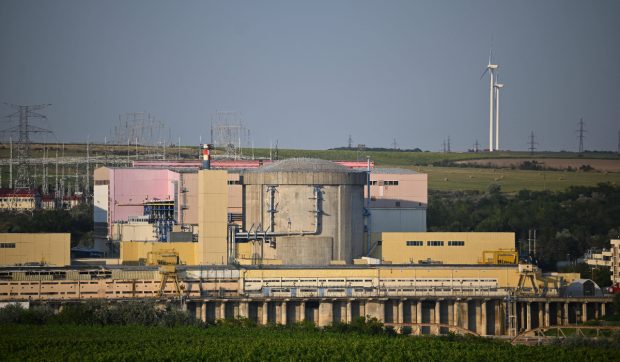 Noi soluții la Cernavodă pentru cota Dunării: Barje ancorate și un dig de piatră la priza de răcire a centralei