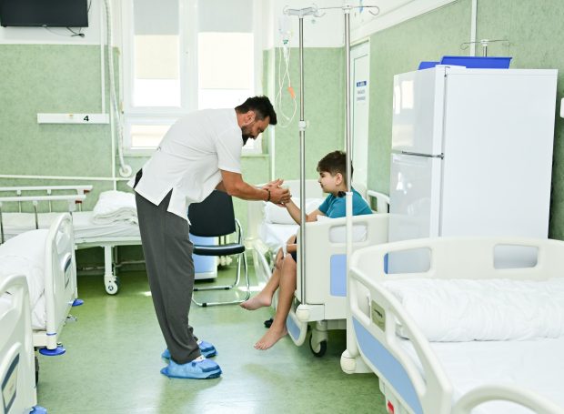 Chef Orlando Zaharia aduce bucurie copiilor de la Spitalul de Pediatrie din Ploiești printr-un proiect culinar special