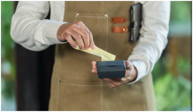 Chelnerul din Italia reangajat după un mesaj jignitor pe bonul unei cliente: reacții și explicații din partea patronului