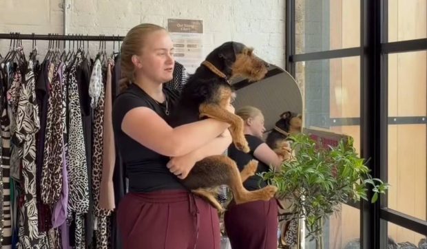 De la job cu salariu minim la afacere prosperă: o tânără britanică câștigă sute de euro zilnic din haine second-hand