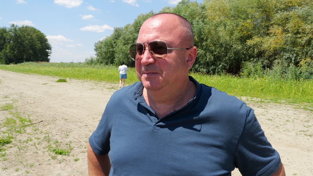 Dunărea a ajuns un pârâu la Corabia, cu apă până la genunchi și bărci înțepenite în nisip: „Nu poți să te cerți cu natura”