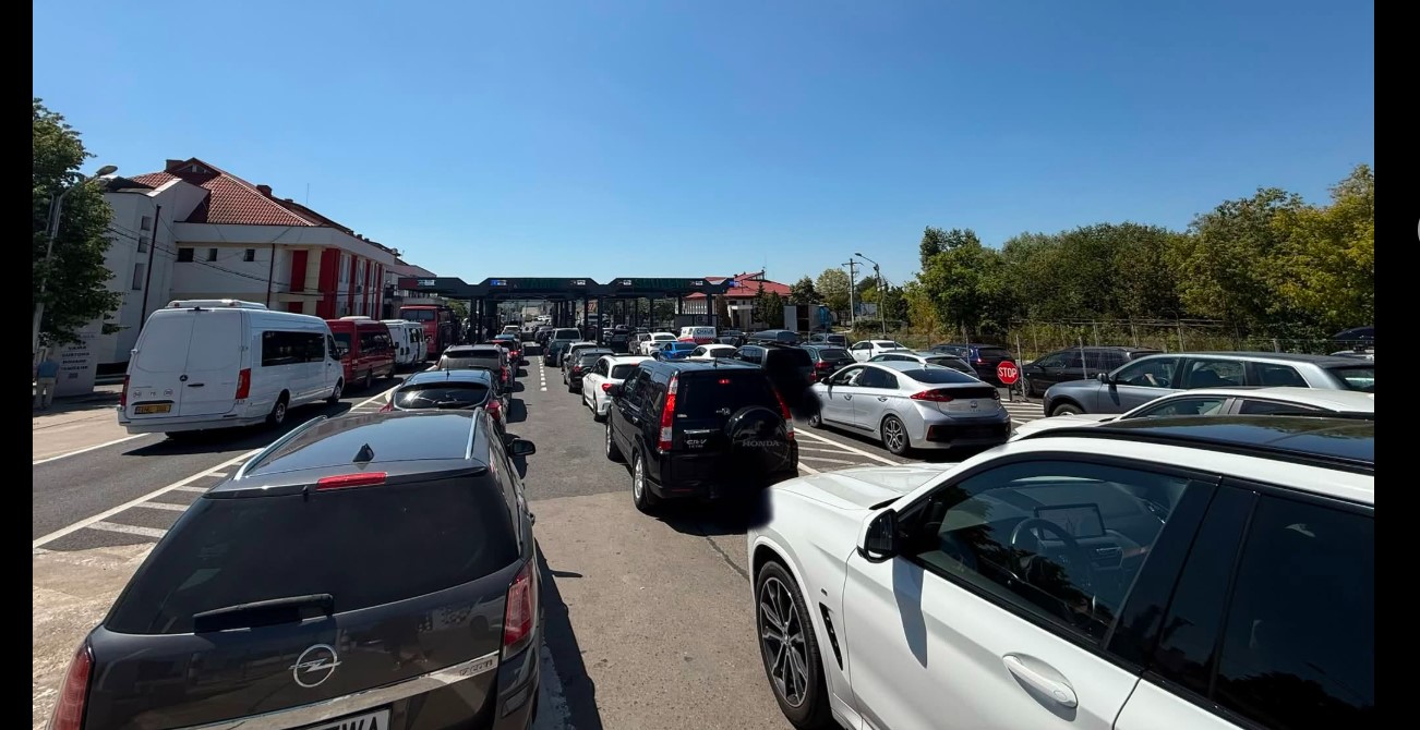 La 36°C au înaintat doar 300 de metri într-o oră. Revoltă la Vama Sculeni și apel către Ilie Bolojan