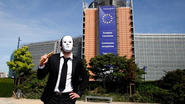 Scrisoarea unui român resemnat către Bruxelles: „Dragă Comisie, mai dă-ne niște timp și câțiva bani!”
