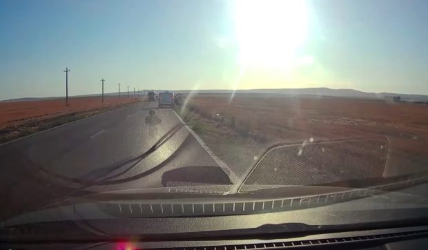 Incident grav pe o șosea din Tulcea: un copil a căzut dintr-o dubă și a fost la un pas să fie lovit de un TIR
