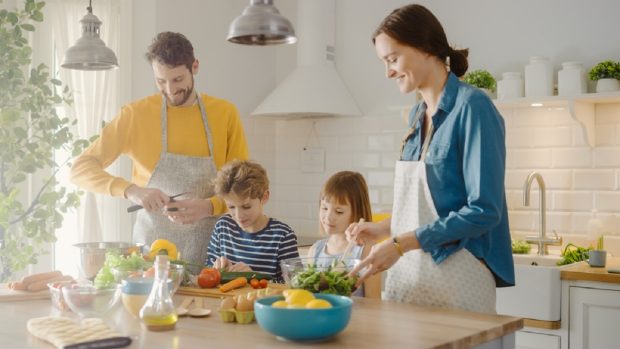 Cum să gestionezi un meniu variat pentru o familie de patru persoane cu doar 50 de lei pe zi