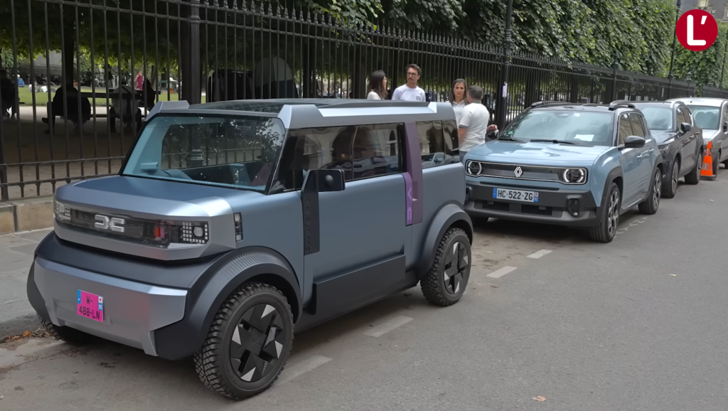 Masina electrica mica Dacia Hipster pe strazile din Paris