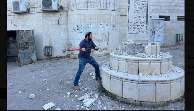 Deputat israelian de extremă-dreapta distruge cu baros un memorial palestinian, însoțit de armată
