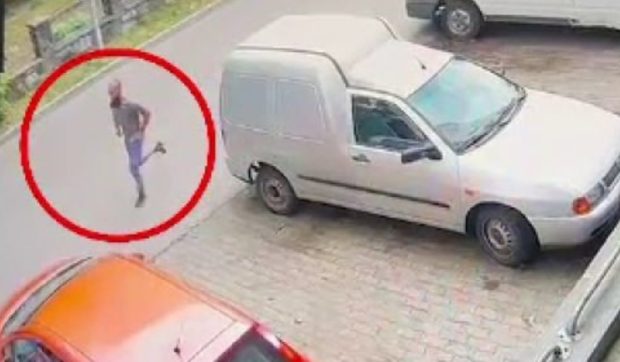 Fugarul din Baia Mare, încă în libertate după evadarea de la penitenciar, a fost surprins alergând prin oraș