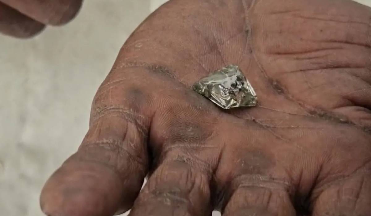 șapte mineri au găsit un diamant de 52.400 de dolari în mina pe care o abandonaseră