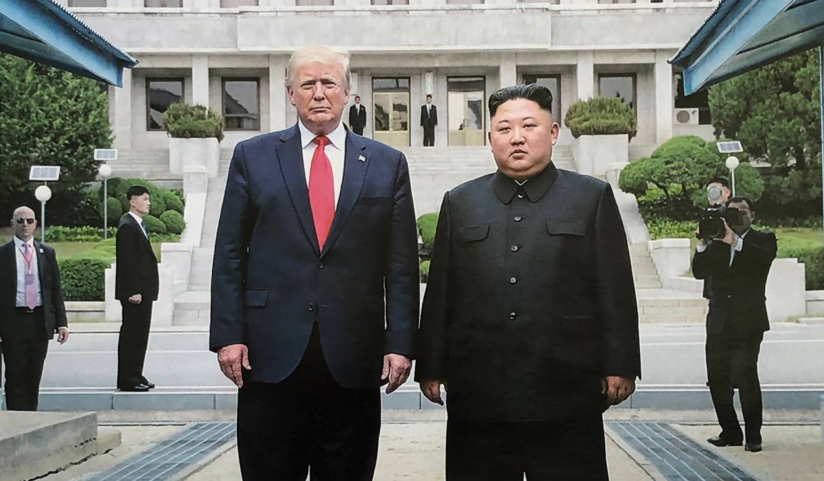 Trump a anunțat că se întâlnește cu Kim Jong Un. Câteva ore mai târziu, Phenianul a răspuns cu 10 rachete balistice