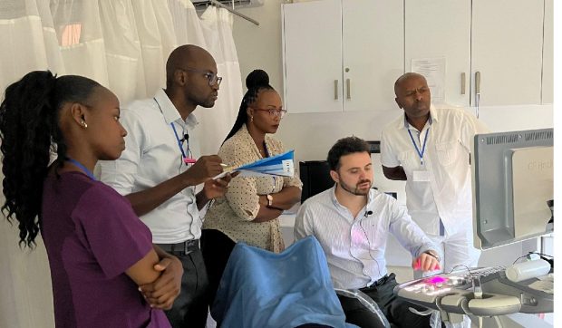 Dr. Alin Constantin, medic român care luptă împotriva durerii invizibile a endometriozei în Africa și România