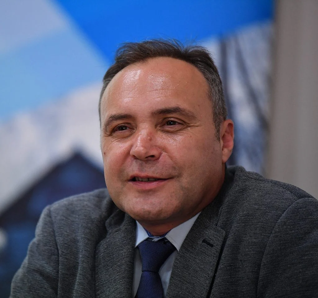 Primul oraș din România care a stins iluminatul public după miezul nopții. Primarul, după avalanșa de critici negative: „Este simplu să nu-ți pese de nimic, să stai tolănit cu o bere în față”