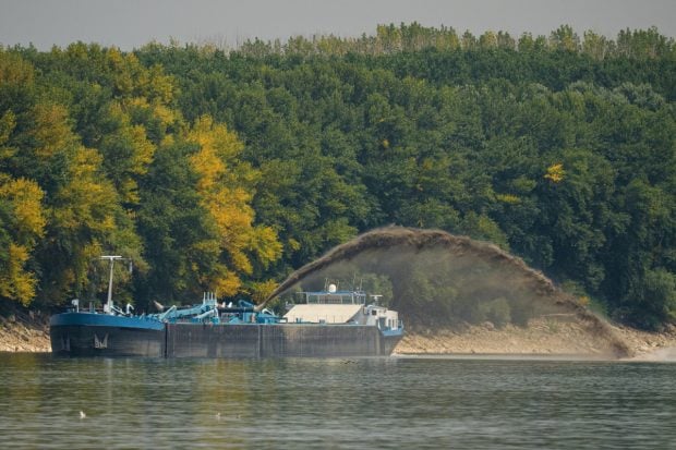 Scufundarea celor patru barje în Dunăre pentru creșterea debitului apei spre Centrala de la Cernavodă, amânată pentru joi