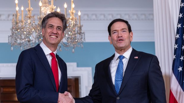 Noul ministru britanic de externe a fost întrebat de față cu Marco Rubio dacă îl mai consideră pe Trump „un idiot, un rasist și un misogin”. Reacția lui Ed Miliband