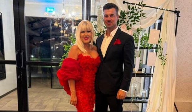 Elena Udrea și familia sa, prezență elegantă la cununia religioasă: rochii în tonuri roșii și momente de neuitat
